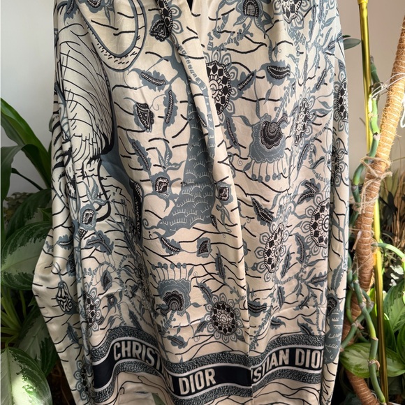 Christian Dior Reversible Floral Wrap Silk Scarf. - Picture 12 of 16